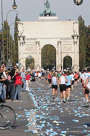 Viel Publikum am Straßenrand (Foto: Ingrid Grossmann)